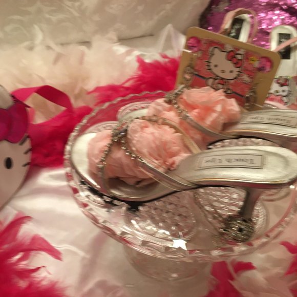 ADORABLE kitten heels and earings with hello kitty and crystal details! - Picture 11 of 11